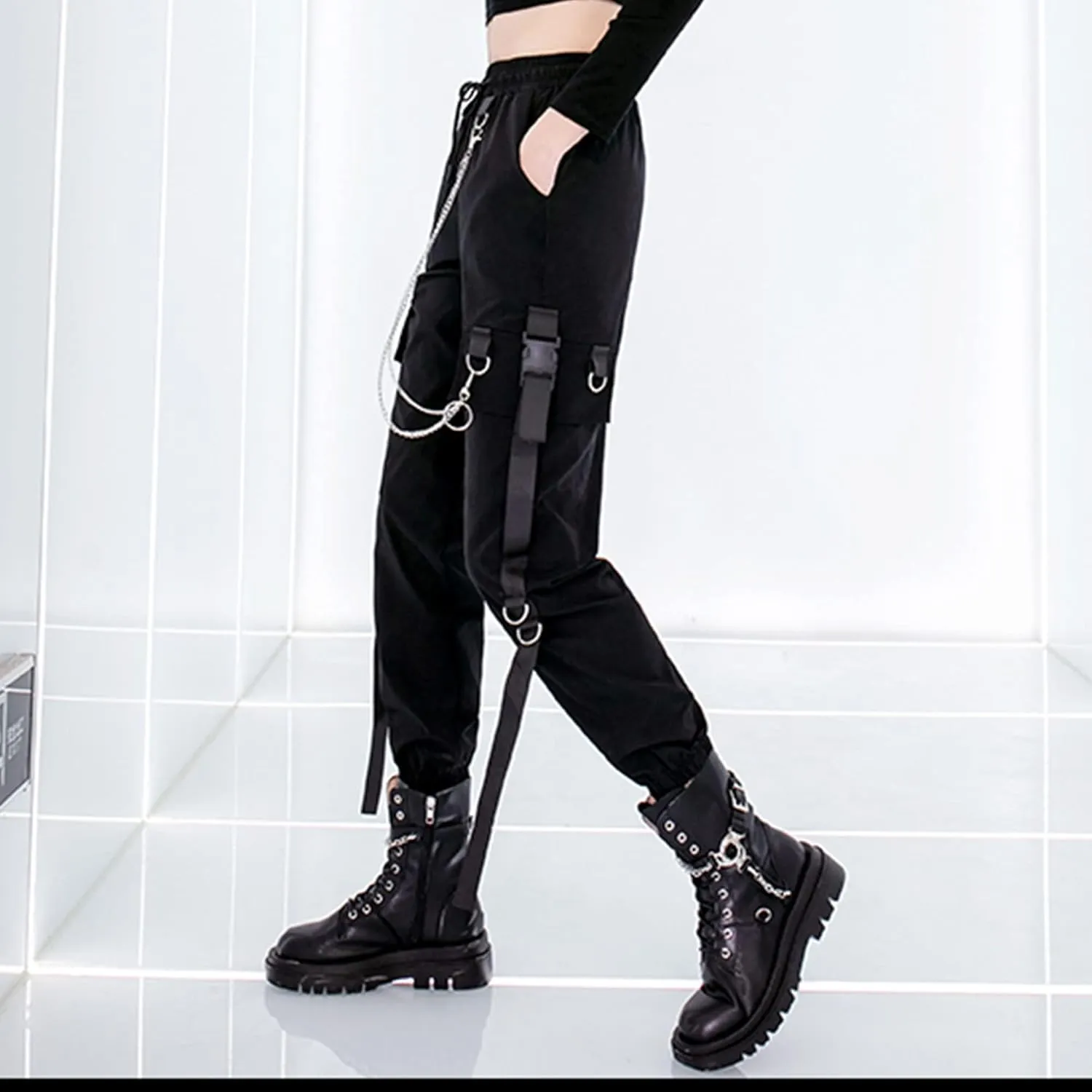 MEINVQIAOTI Black Cargo Pants for Women Techwear Women Loose Street Rock Style Casual Black Pants with Chain Goth Pants